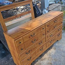 Dresser With Mirror. 