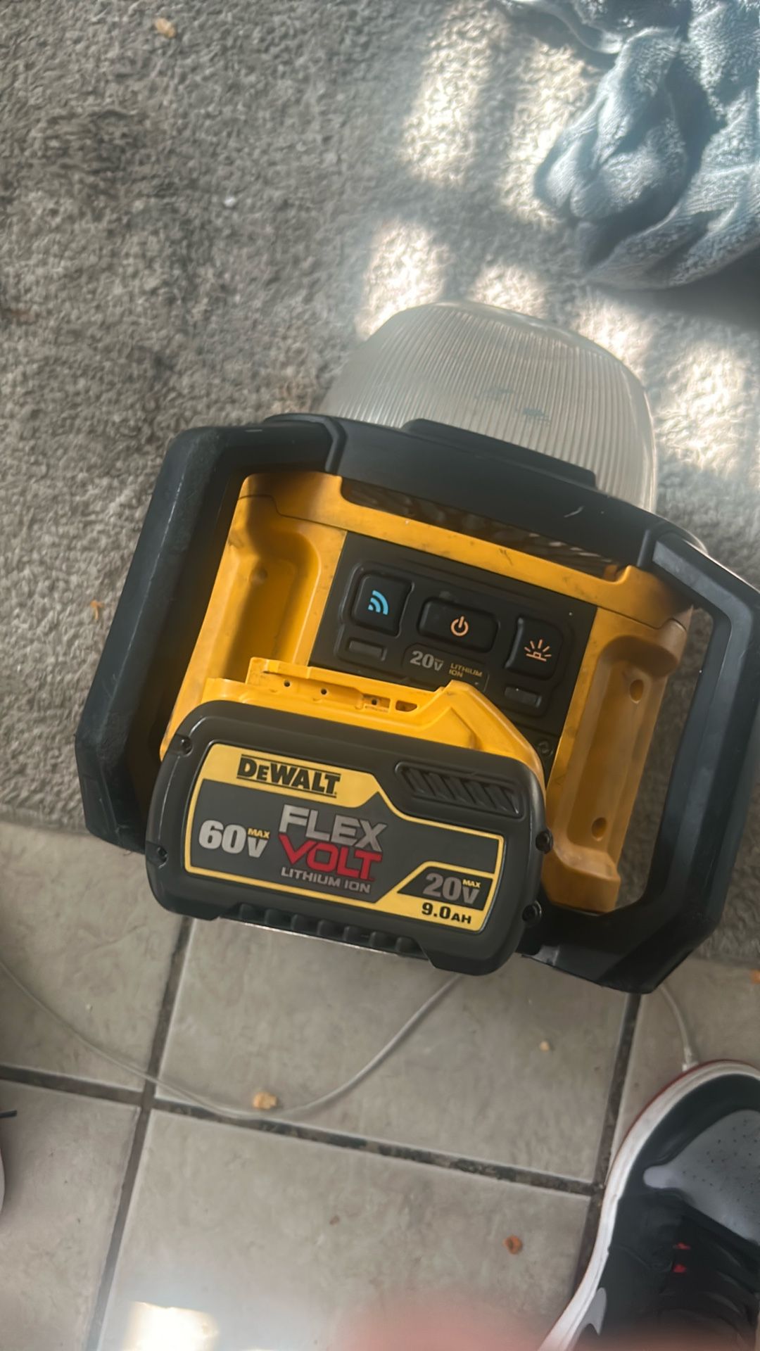 DeWalt 20v 9.0ah Flex Volt 60v Max Battery / DCL074 Light W Charger