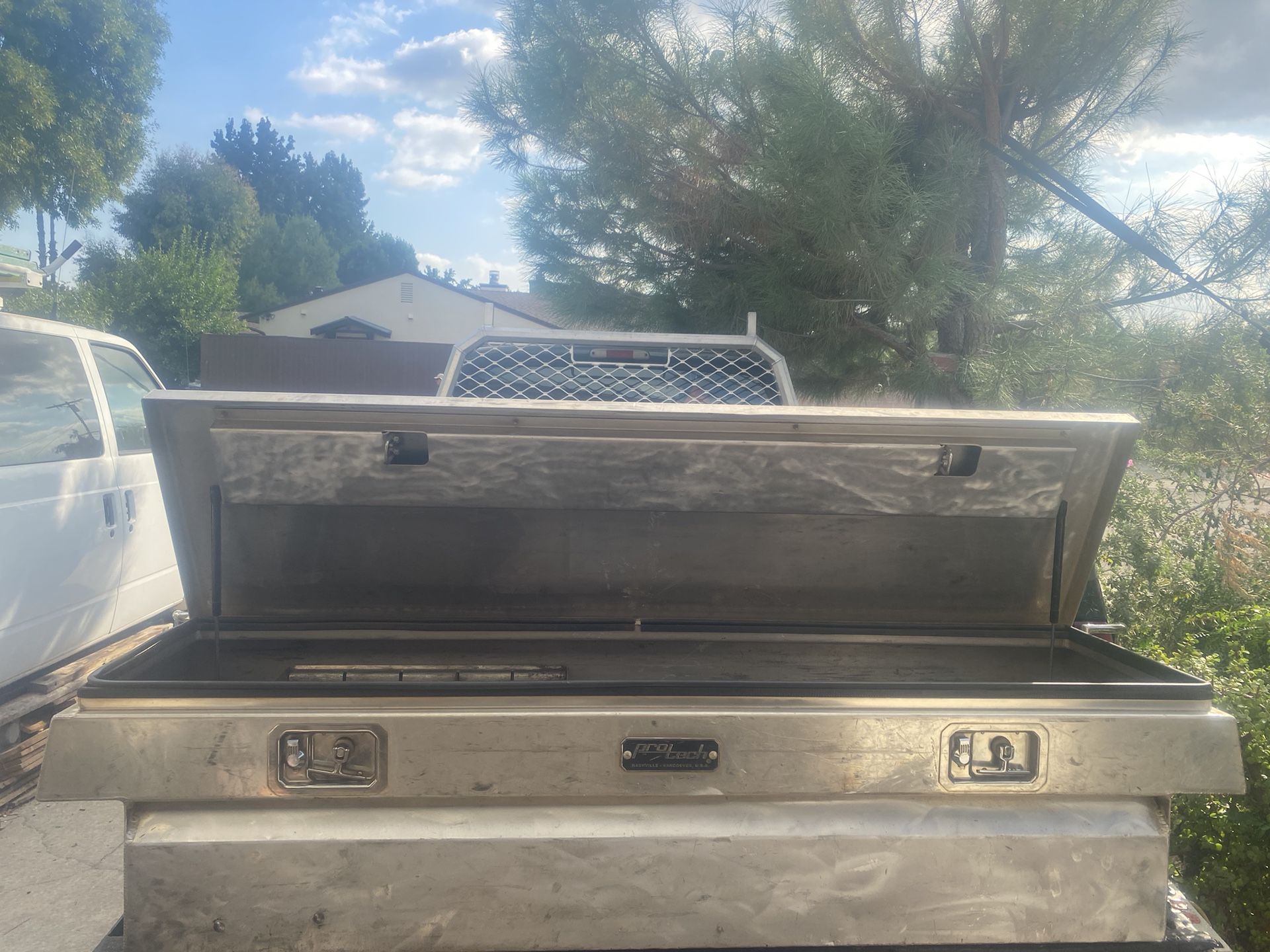 Al. Tool Box For Full Size Pick-up Truck