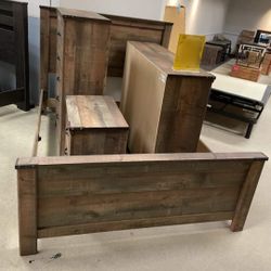 TRINELL BROWN PANEL BEDROOM SET WITH FIREPLACE OPTION 