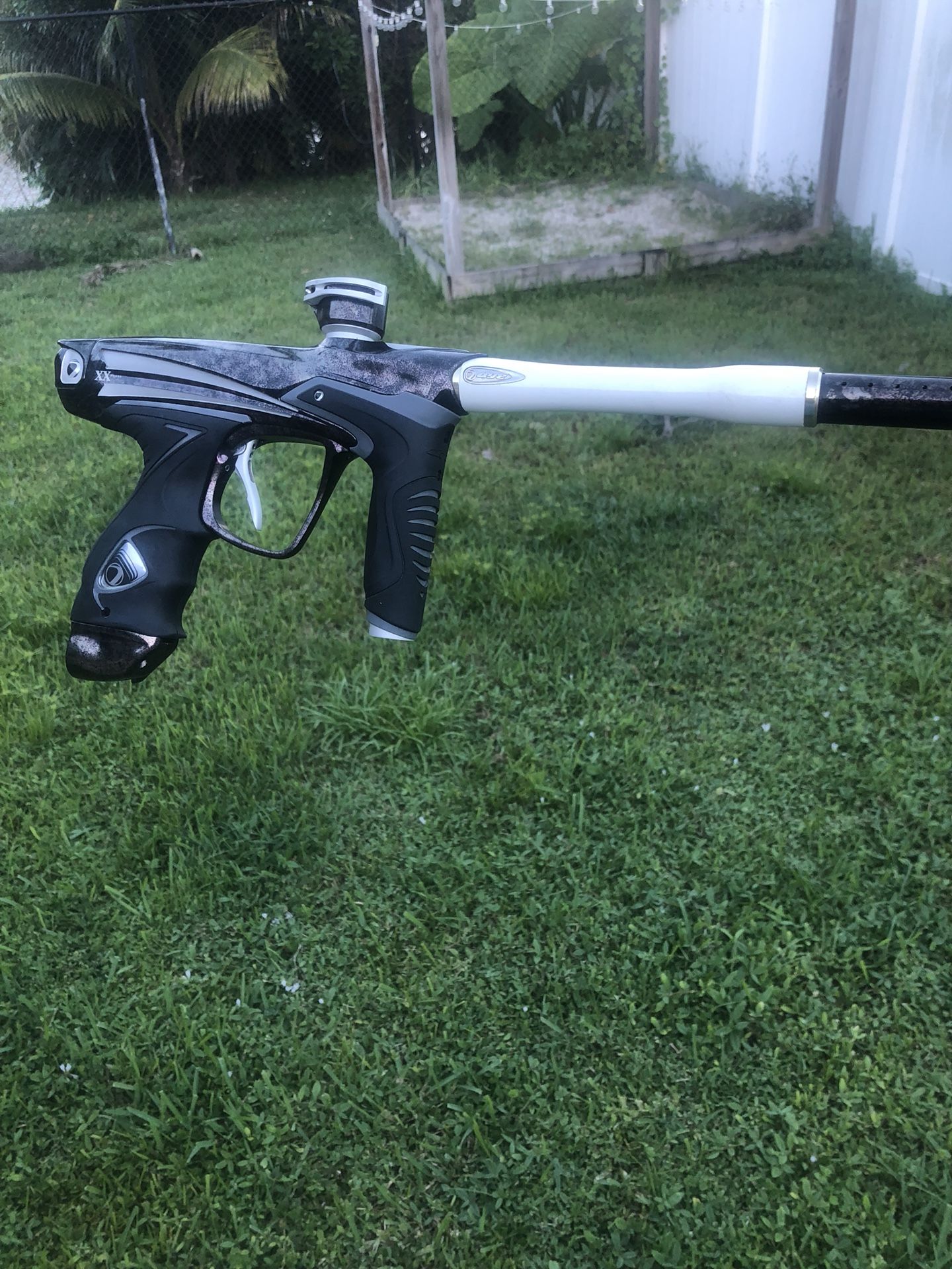 Dye dmxx paintball gun