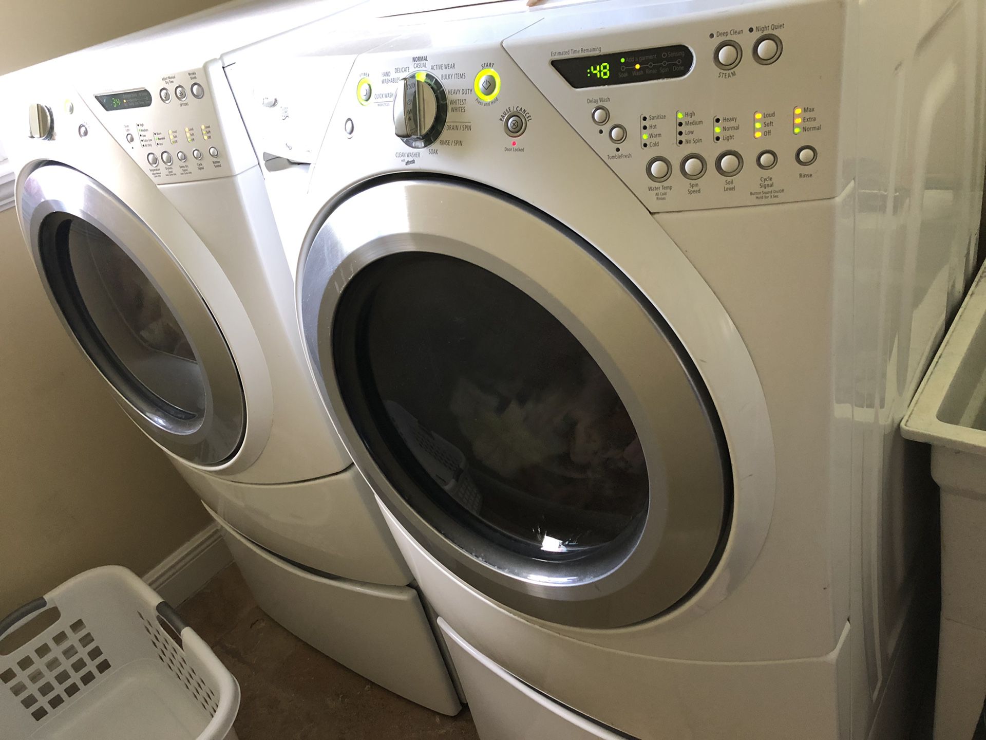 Washer and Dryer Whirlpool Gold super capacity with pedestals