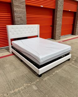 Queen Size Bed w/ Mattress & Boxspring