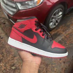 Jordan 1 mids “Banned” Size 6Y