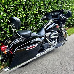 2019 Harley Davidson.  Electraglide. 3,400 Miles.  Clean Title.  Video Attached 