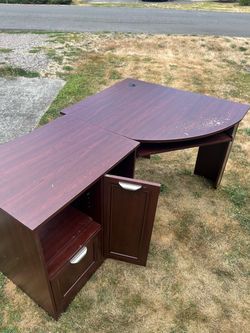 Clean computer desk