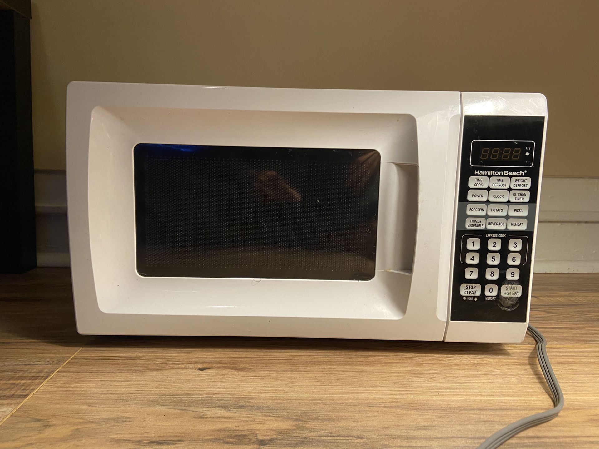 Hamilton Beach 0.7 Cu. Ft. White Microwave Oven