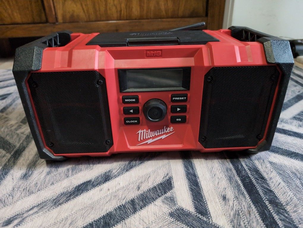 Milwaukee Radio M18