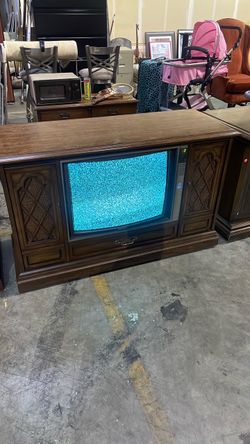 Vintage Console TV in Wood Cabinet