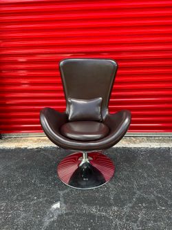 LOUNGE CHAIR /  EGG SERIES/ MODERN LEATHER BROWN / IN GREAT CONDITION/ DELIVERY NEGOTIABL