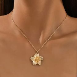 Elegant Gold Tone Flower Necklace 