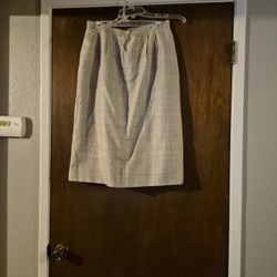 Lord & TAYLOR  2 DEEP POCKETS  VENTAGE ORIGINAL  LIKE NEW  ORIGINAL PRICE $189.  SIZE  14  