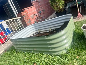 Raised garden bed