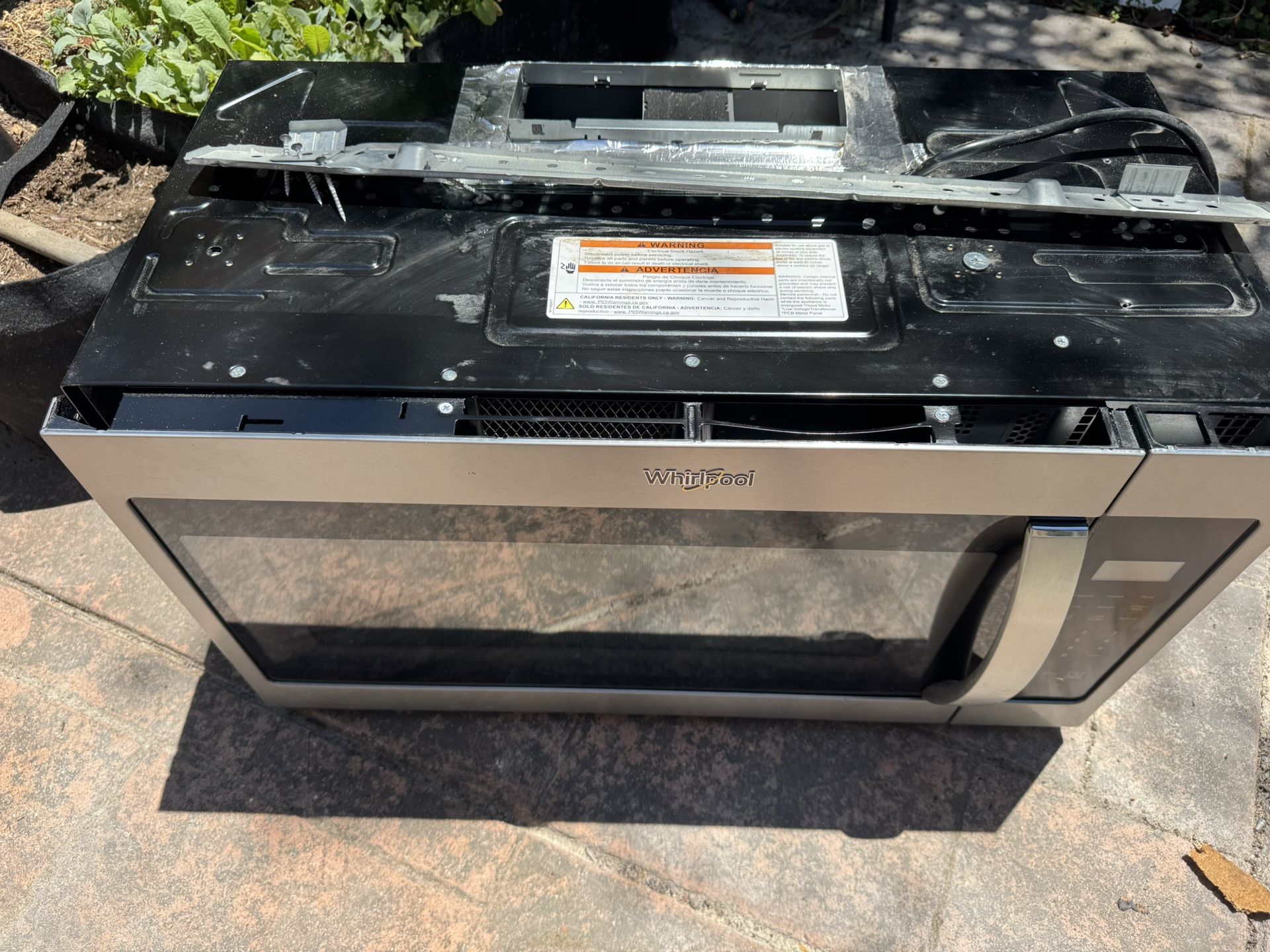 Whirlpool 1.7-cu ft 29.94-in Over-the-Range Microwave