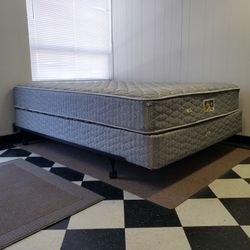 Queen size set - can DELIVER almost anywhere for $20 extra - please see all photos and read everything 🙂