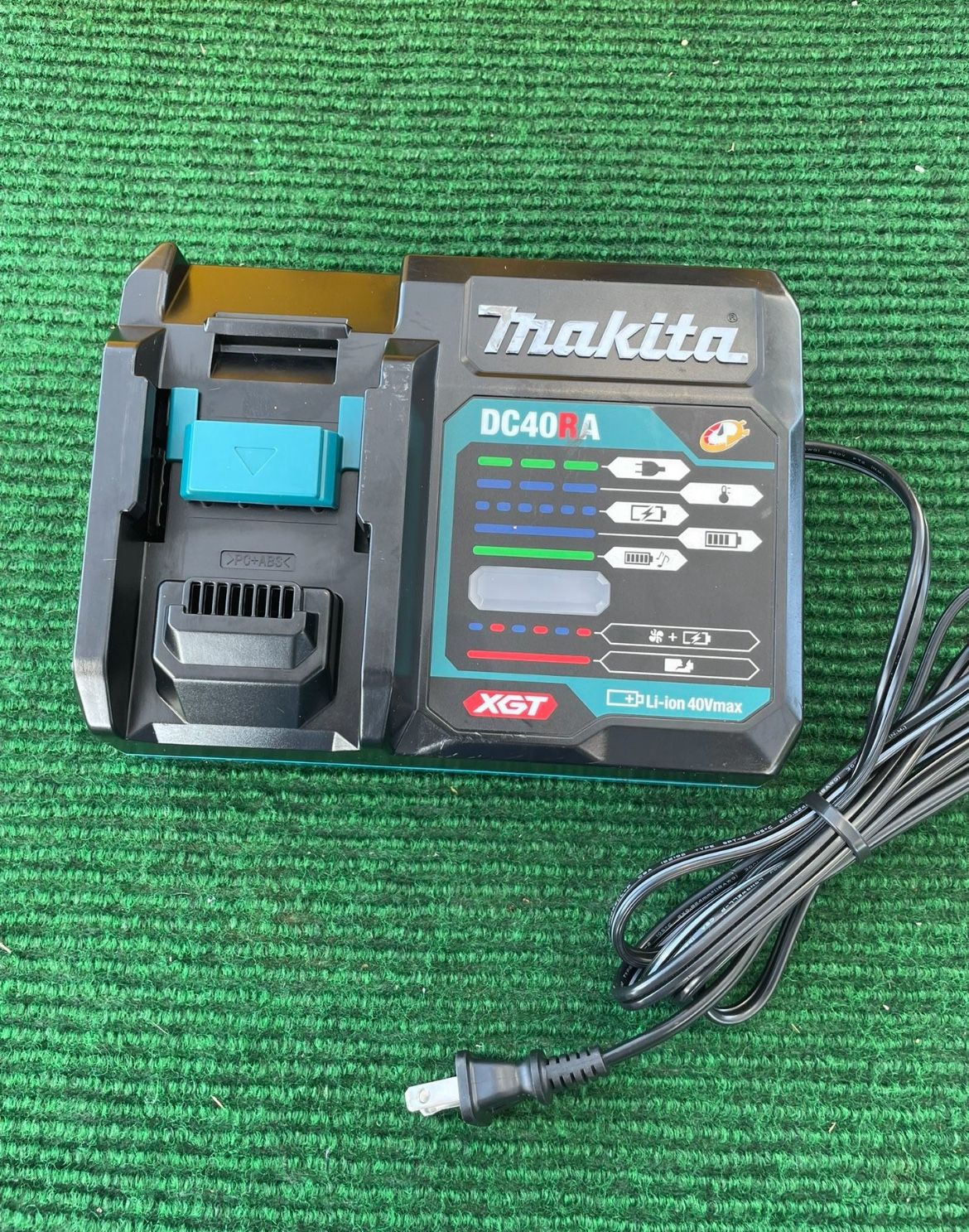 Makita XGT 40v Charger