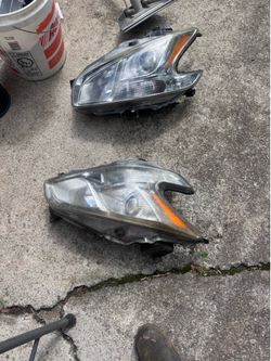 Head light right and left off a Nissan maxima