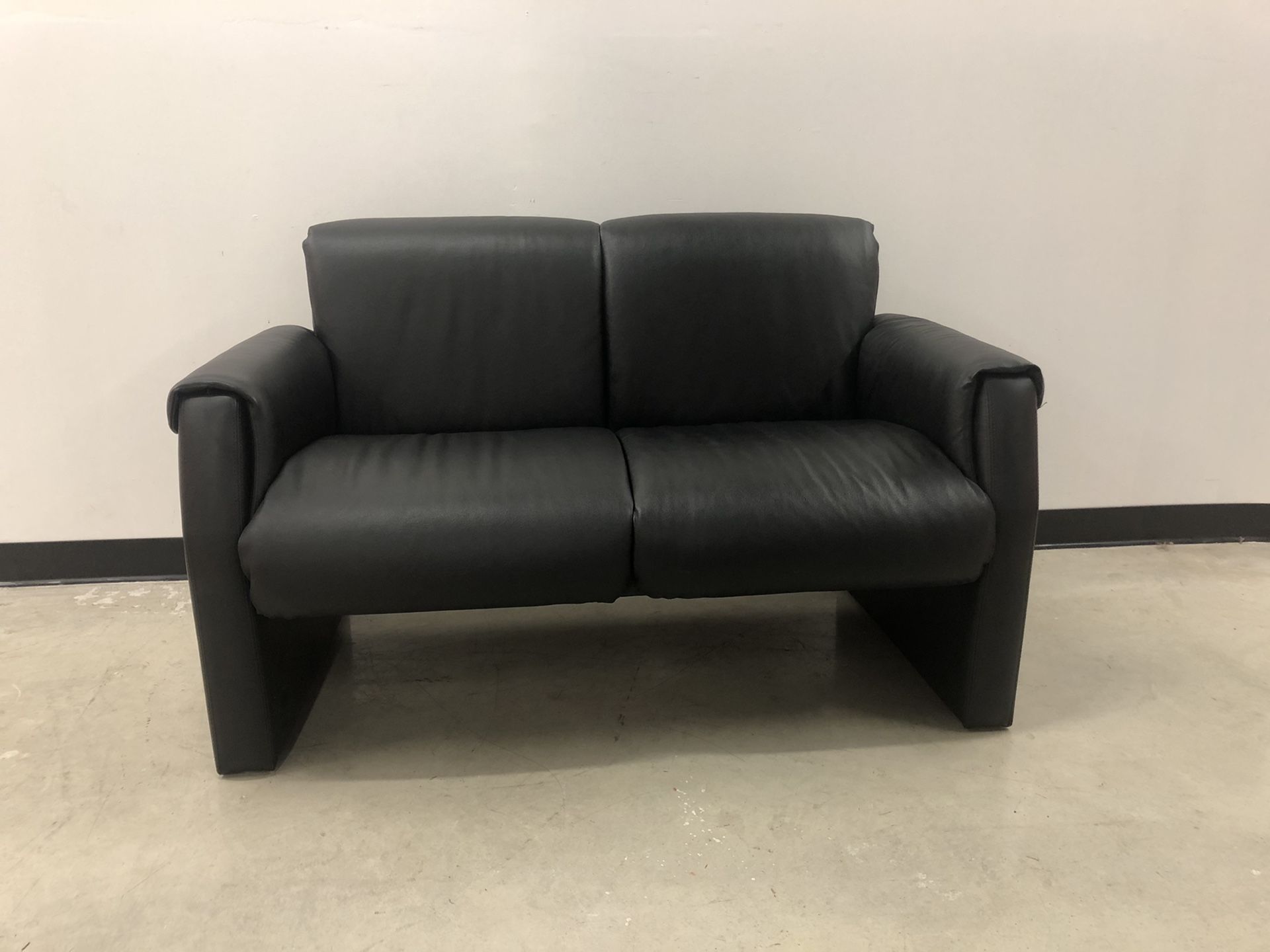 BLACK LEATHER COUCH