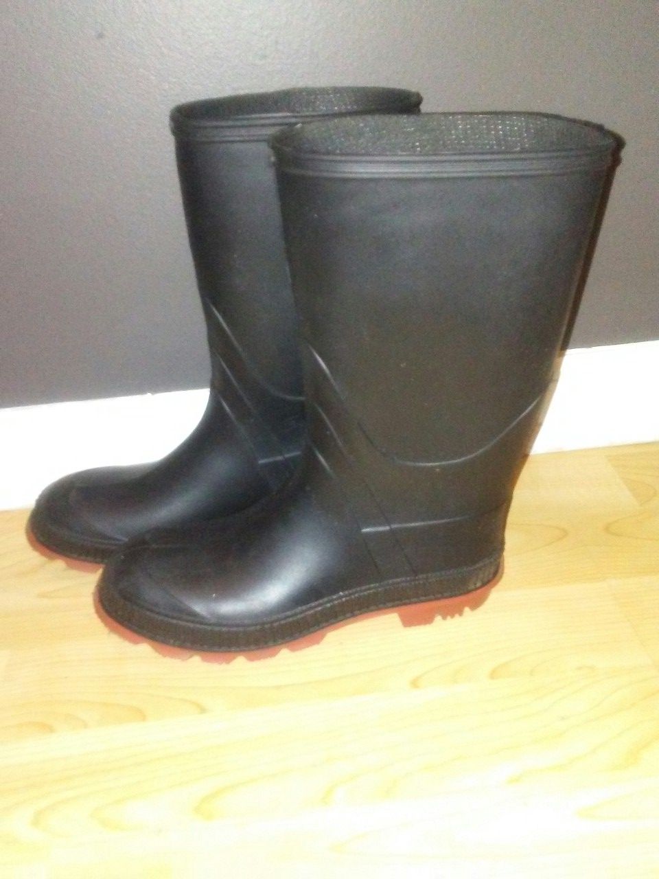 REDUCED! RAIN & MUD BOOTS BOYS SZ 4