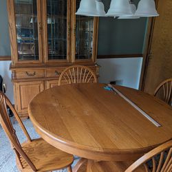 Oak Dining Room Table/ Chairs & Hutch