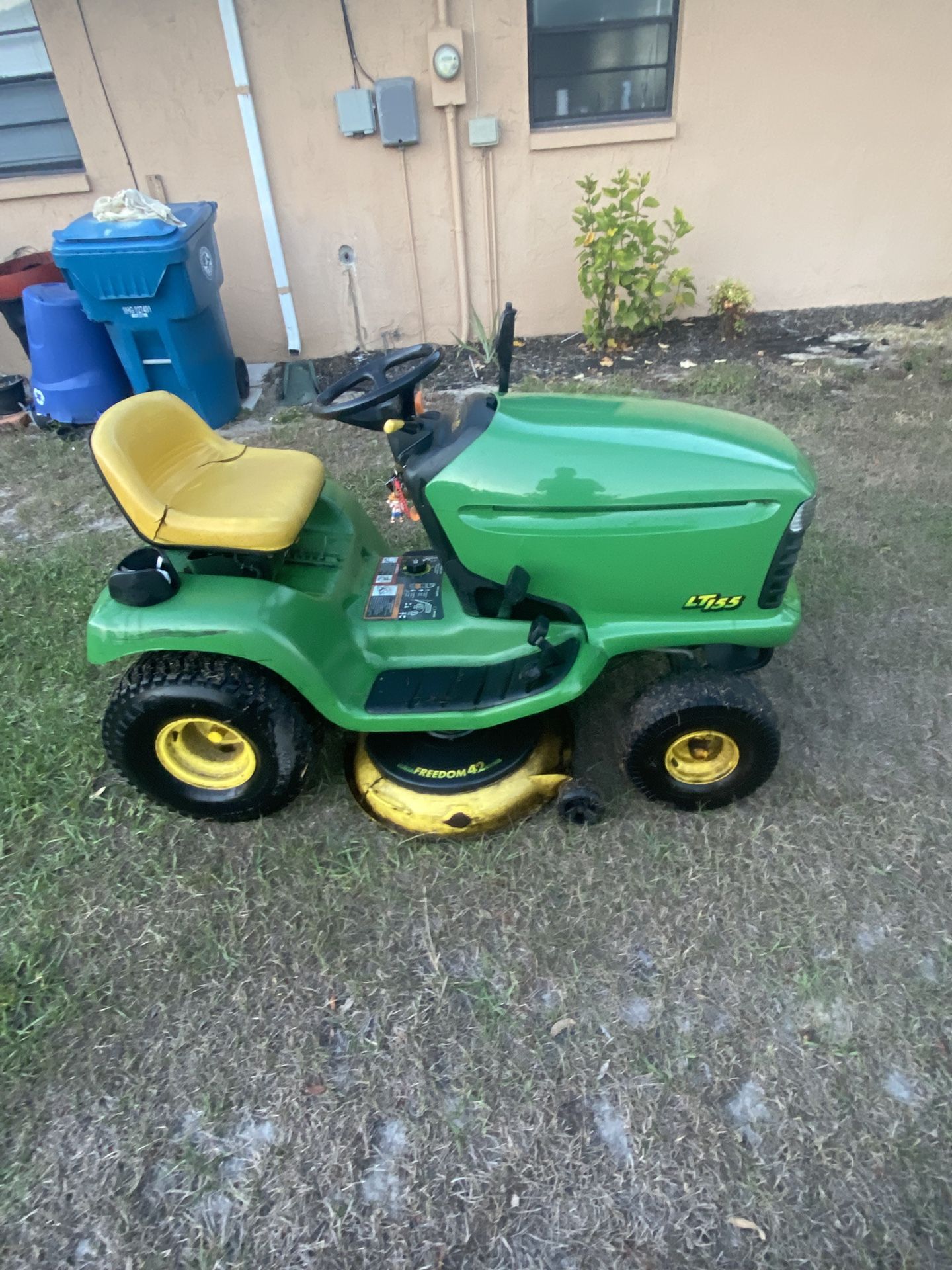 John Deere LT155 Lawn Tractor