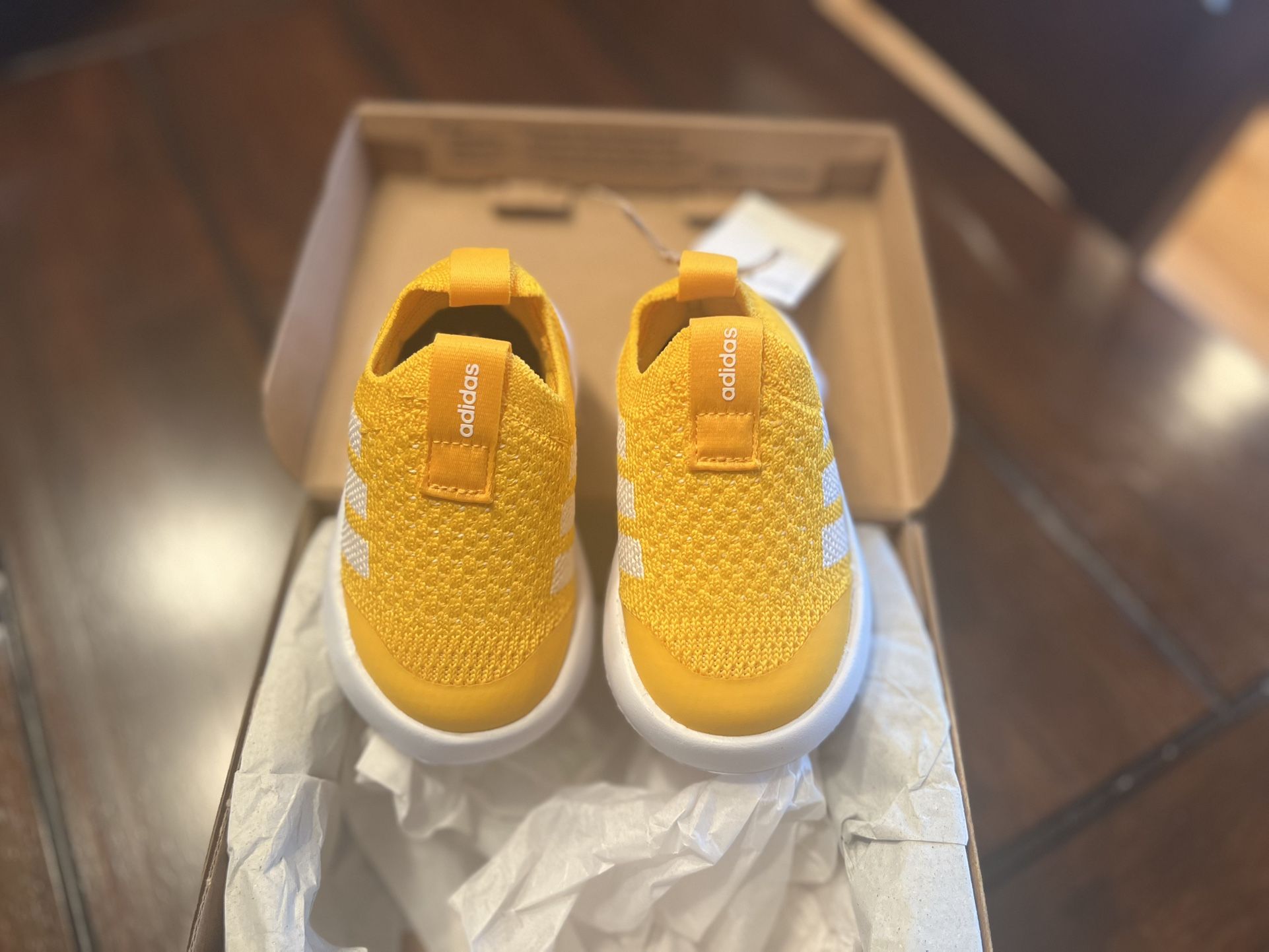 ADIDAS- Kids Bubble Comfy Yellow Size 5