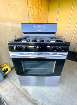 Samsung gas stove 5 burners black & stainless st.  30”