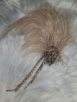 1920s-style flapper feather and rhinestone hair clip