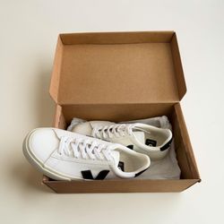 Brand new / never worn Veja Campo white & black trainers. Size US 7