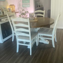 Beautiful 100% Wood Table And 4 chairs Broyhill 