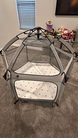 California Beach Pop N Go Includes $50 Mat with Mat Cover, Unit Cover And Stakes! Excellent Condition.! Only Used Indoors! Only Used For Grandchildr