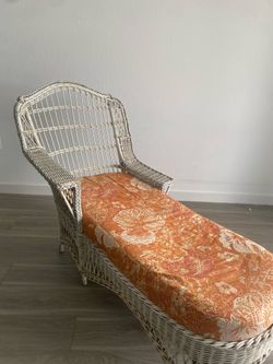Antique Chaise lounge/daybed