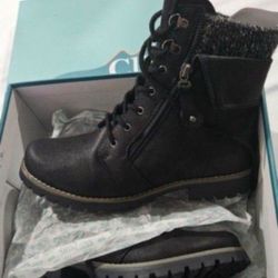 Women Boots 👢 Size 9