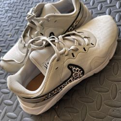 Nike Legend Essential 2 Premium 