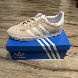 Adidas Gazelle J “Pink tint” (BRAND NEW) (5.5y/7w)
