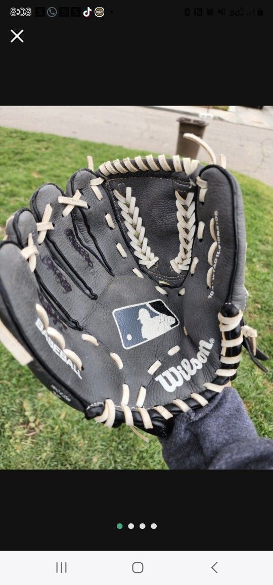 Wilson YOUTH Baseball Glove 10.5” Left Hand Throw Right Catch Baseball Mitt
