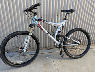 Giant Full Suspension Mountain Bike