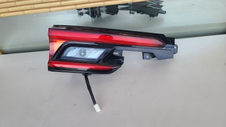2024 TOYOTA GRAND HIGHLANDER LEFT TRUNK DECKLID LAMP TAILAMP LIGHT INNER GENUINE USED OEM.  B3