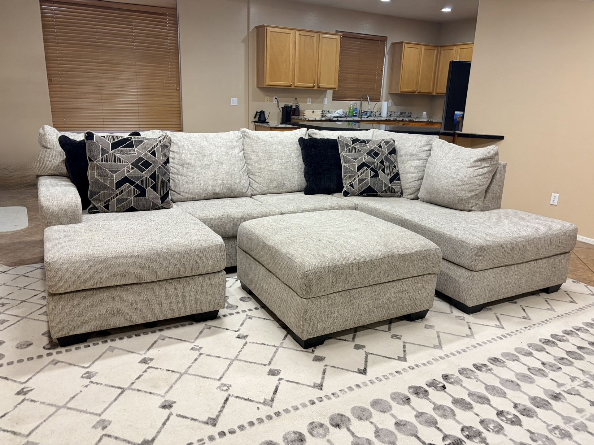 Ashley 2pc U-Shape Sectional W Chaise