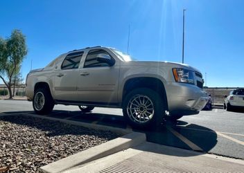 On sale. 2.5” leveling kit with installation.  For Chevy avalanche