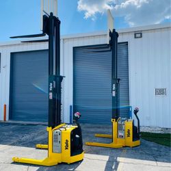 Yale Walkie stacker