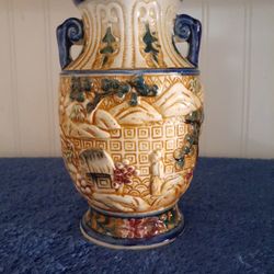 Vintage Japanese Vase 6.5" Tall. Small chip On The Bottom 