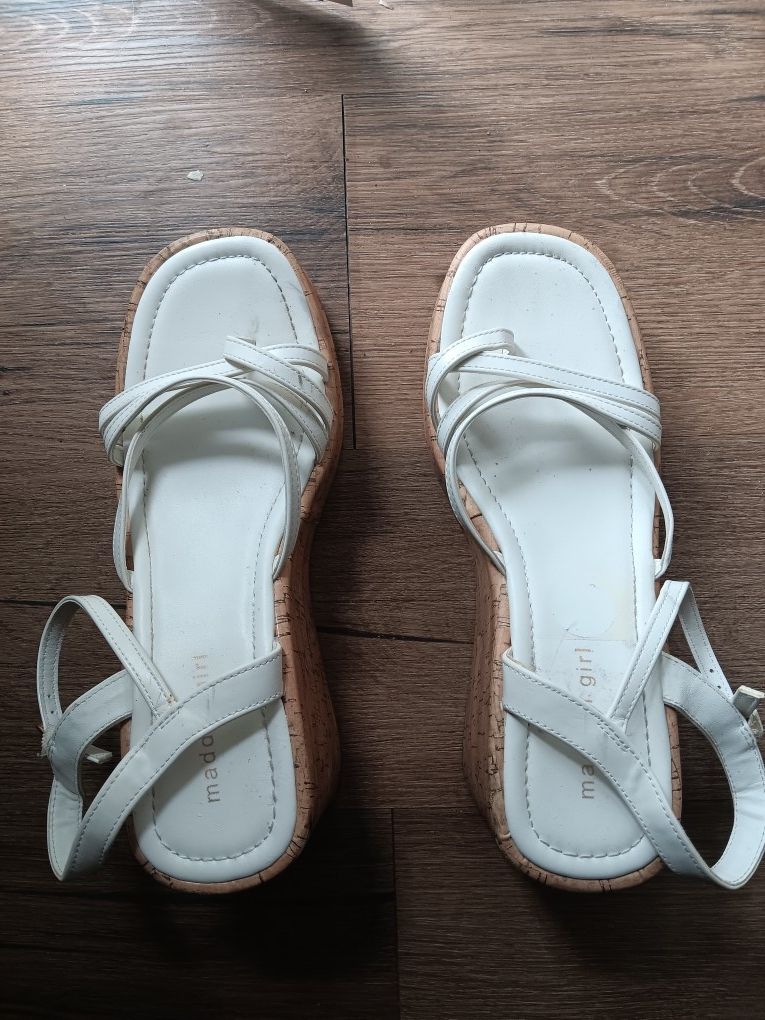 MADDEN GIRL WOMENS WHITE PLATFORM SANDALS
