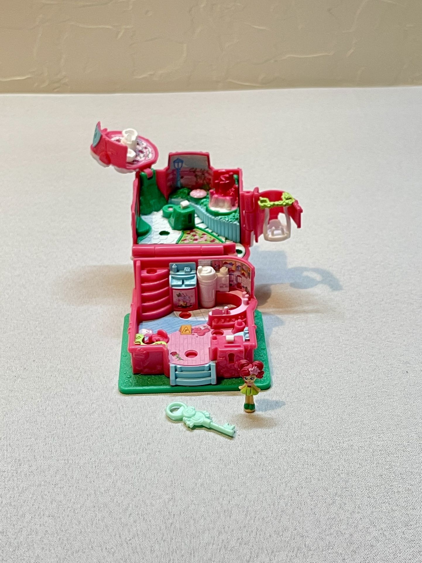 Shopkins Lil Secrets Mini Playset - Rosie Bloom Cafe - Ship Only
