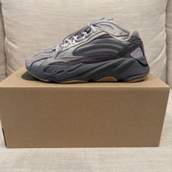adidas boost yeezy 700 zephra size 5.5 (used)