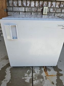 Mini refrigerator