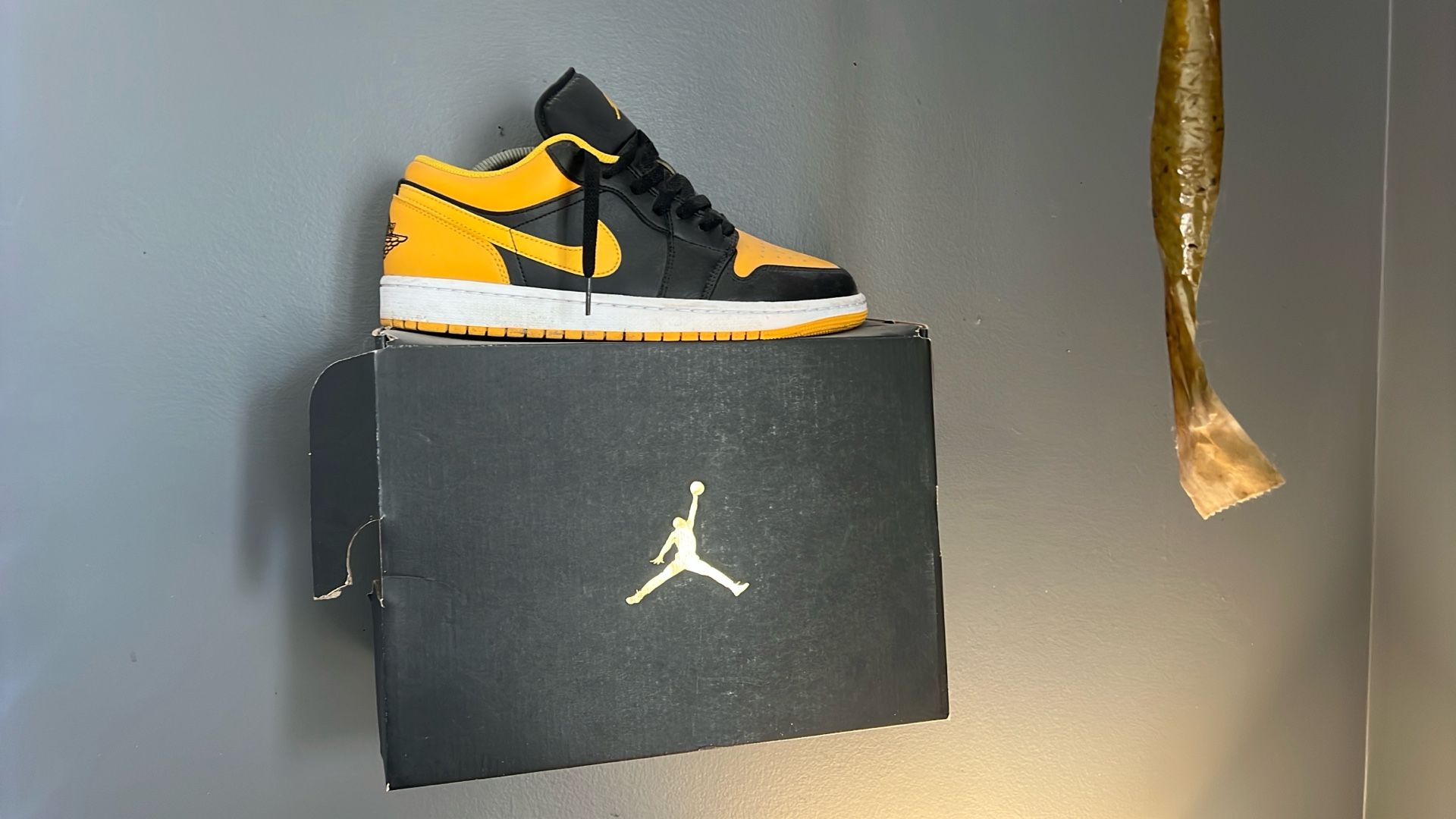Jordan 1 Low Black/Yellow 9.5