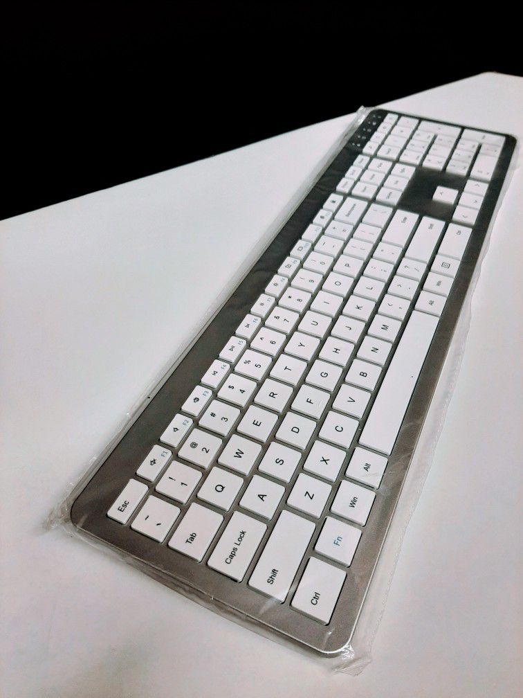Seenda Sk38 WIRELESS Slim Keyboard NEW IN Bag Never Been Used.