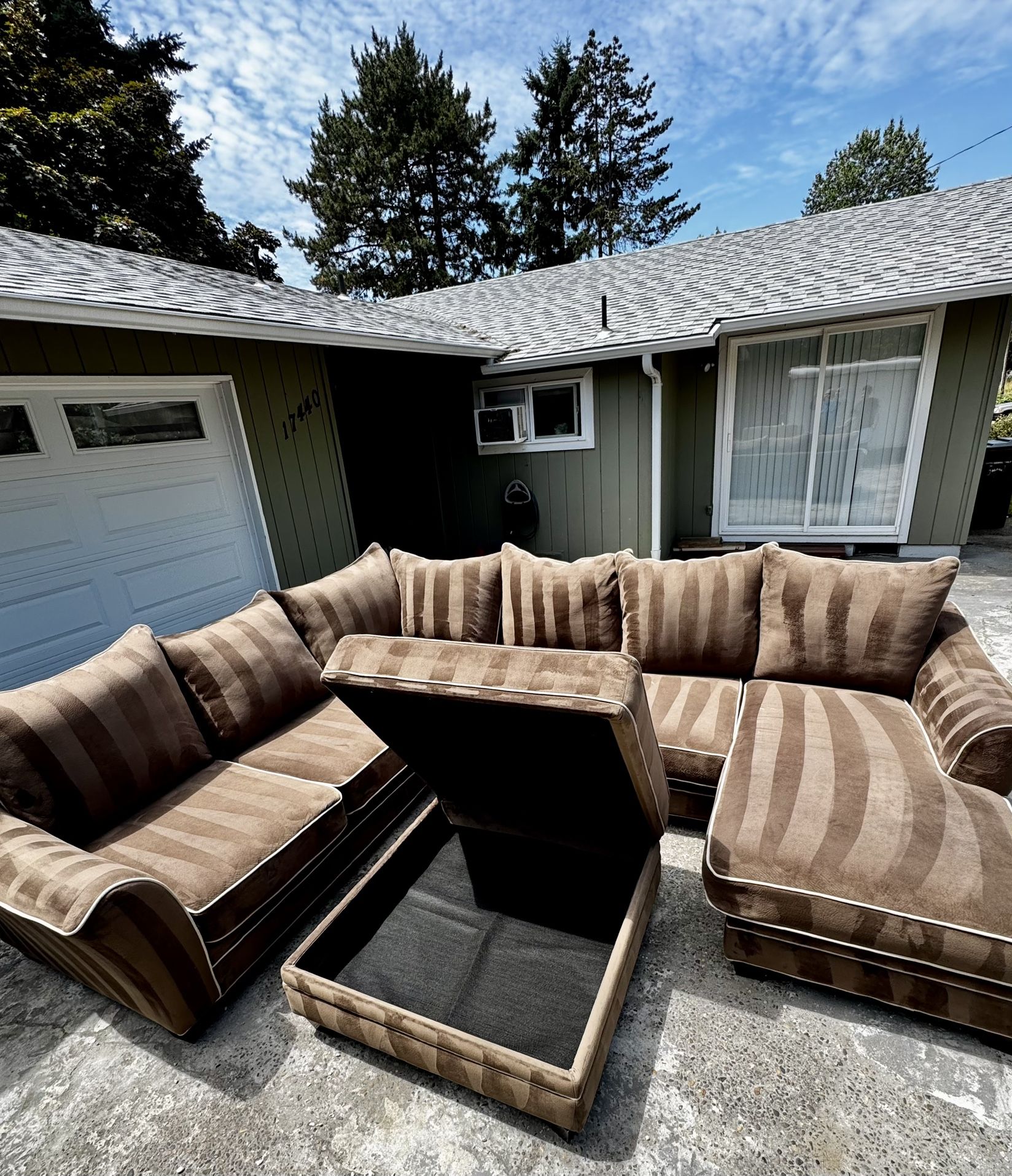U Shape Sectional Couch With Ottoman