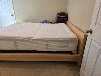 **Queen Bed Set – Stearns & Foster Mattress + Box Spring + Wood Frame**